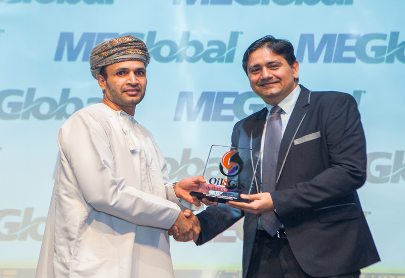 Said Amur Al-Abri of PDO receives the trophy from jury member Kamlesh Parwani. Said Amur Al-Abri of PDO receives the trophy from jury member Kamlesh Parwani.