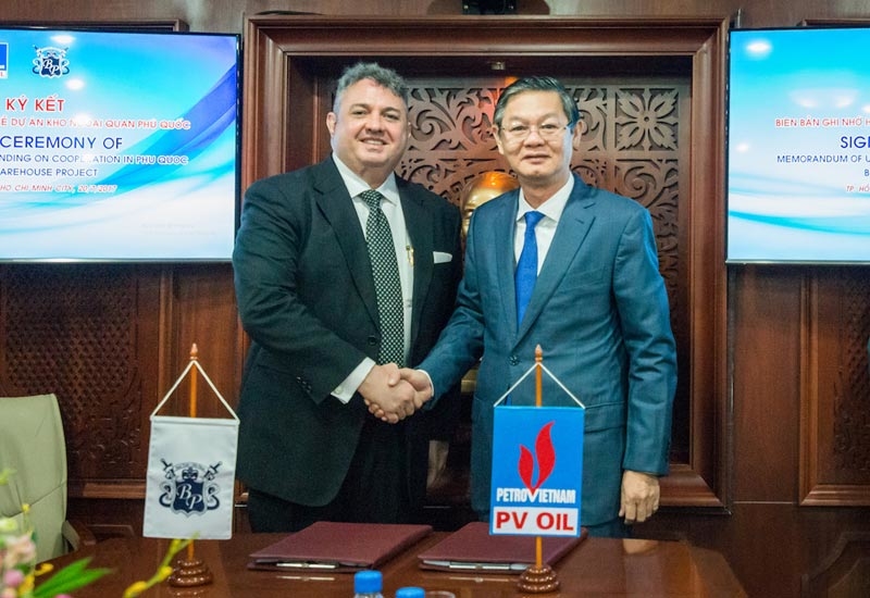 James Philip Coppola III (left), managing partner and CEO, Baron Point Petroleum Services Company, and Nguyen Hoang Tuan, chairman, board of members, PetroVietnam Oil Corporation, after signing the JV memorandum of agreement. James Philip Coppola III (left), managing partner and CEO, Baron Point Petroleum Services Company, and Nguyen Hoang Tuan, chairman, board of members, PetroVietnam Oil Corporation, after signing the JV memorandum of agreement.