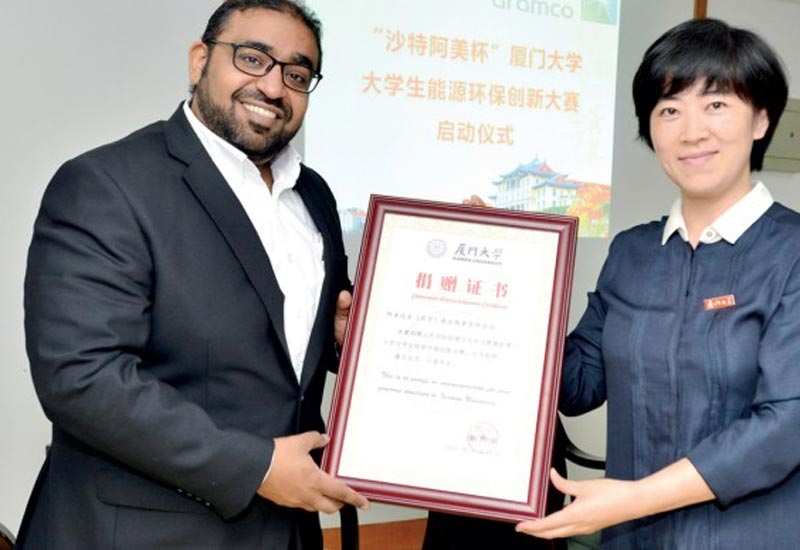 Mahir M Showdari (left), Aramco Asia chemicals director and Xiamen branch manager, received a certificate from Xiamen University after the programme commencement ceremony on 15 June 2017. Mahir M Showdari (left), Aramco Asia chemicals director and Xiamen branch manager, received a certificate from Xiamen University after the programme commencement ceremony on 15 June 2017.