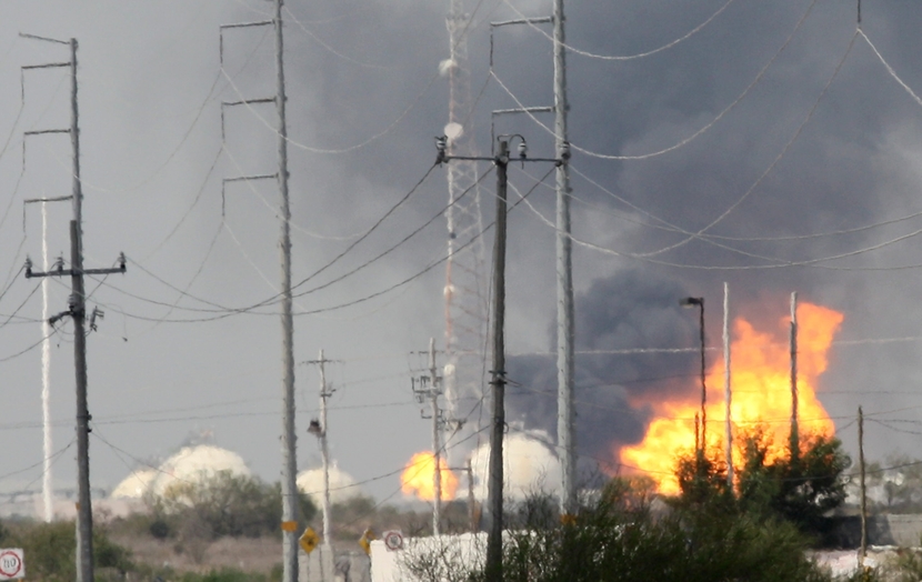 Fire at Pemex gas plant raged for two hours before being extinguished. Fire at Pemex gas plant raged for two hours before being extinguished.