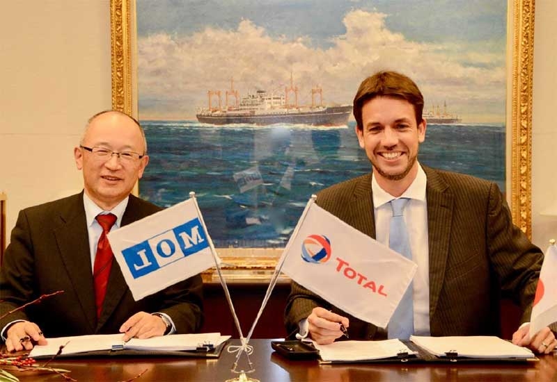 Takeshi Hashimoto (left), senior managing executive officer, energy transport business unit, MOL, and Olivier Jouny, managing director, TMFGS, after signing the contract. Takeshi Hashimoto (left), senior managing executive officer, energy transport business unit, MOL, and Olivier Jouny, managing director, TMFGS, after signing the contract.