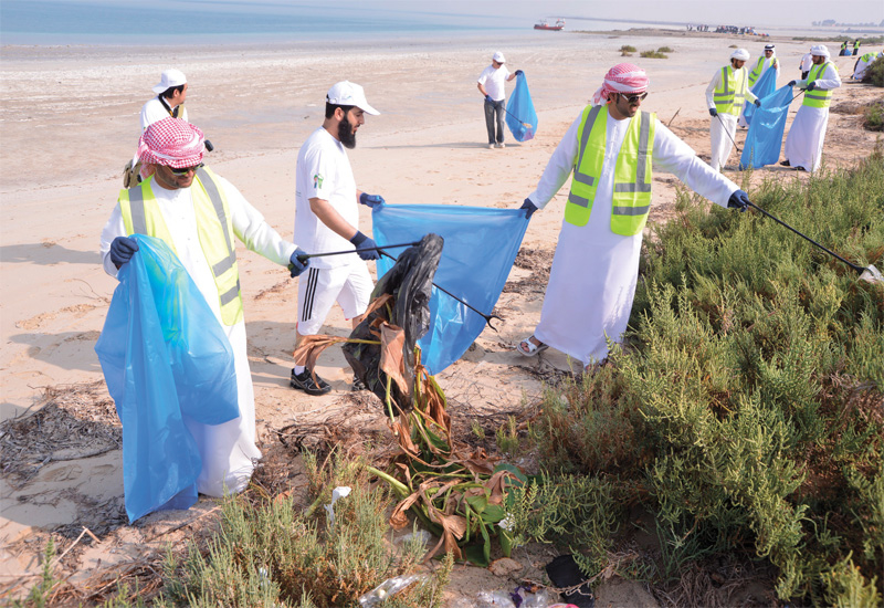 Clean-up gulf saw over 2500 people participate to clear the litter strewn across the beaches of the gulf Clean-up gulf saw over 2500 people participate to clear the litter strewn across the beaches of the gulf