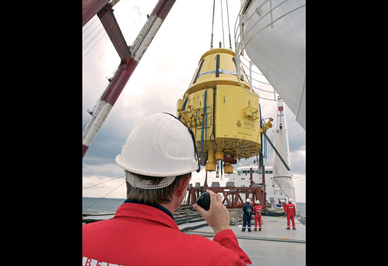 1100-tonne cargos require steady hands. 1100-tonne cargos require steady hands.