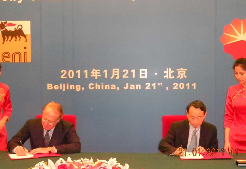 Eni's CEO Paolo Scaroni with Petrochina?s chairman Jiang Jiemin during the signing of the MoU in Beijing. Eni's CEO Paolo Scaroni with Petrochina?s chairman Jiang Jiemin during the signing of the MoU in Beijing.