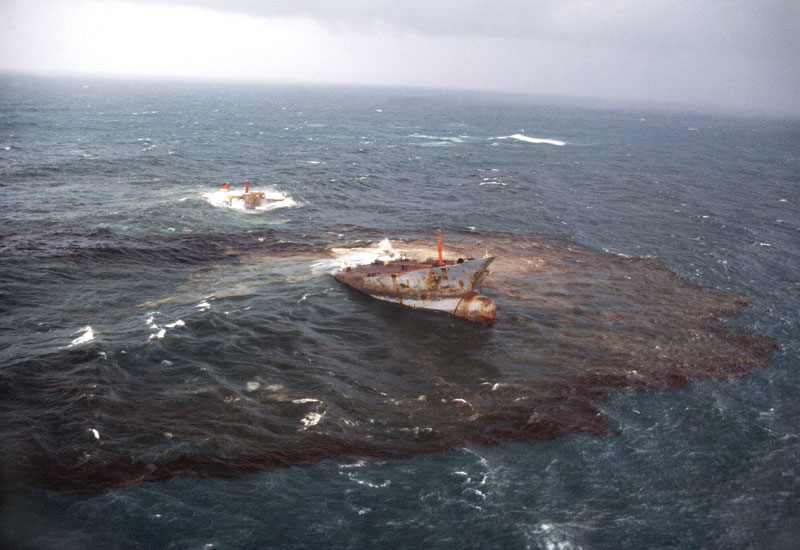 Oil Spill Threatens Great Barrier Reef Great Barrier Reef Offshore Oil Spill News Oil Gas Middle East