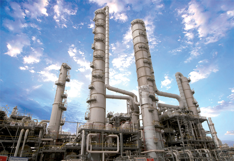 Kuwait has a total refining capacity of 963 000 bpd, produced through three main refineries. Kuwait has a total refining capacity of 963 000 bpd, produced through three main refineries.