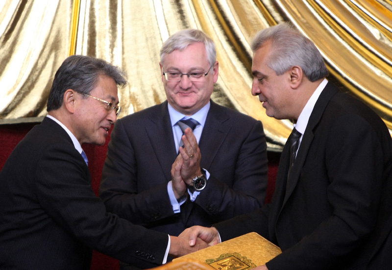 Shell CEO Peter Voser congratulating Iraq Oil Minister Abdul Kareem al-Luaibi and Mitsubishi's Tetsuro Kuwabara on signing the deal on 27 November. AH Shell CEO Peter Voser congratulating Iraq Oil Minister Abdul Kareem al-Luaibi and Mitsubishi's Tetsuro Kuwabara on signing the deal on 27 November. AH