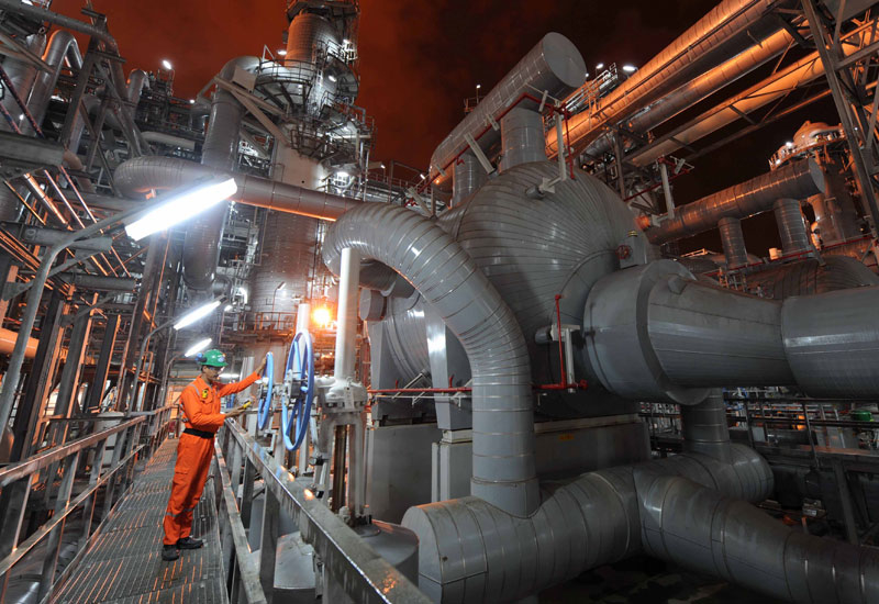 The Dukhan Field extends over an area of approximately 80km in Qatar, and produces up to 335,000 barrels of crude oil per day. The Dukhan Field extends over an area of approximately 80km in Qatar, and produces up to 335,000 barrels of crude oil per day.