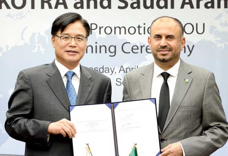 Ahmad A Al Saadi (right), Saudi Aramco senior vice president of technical services, and Kwon Pyung-Oh, president of KOTRA, display a comprehensive MoU recently signed between Saudi Aramco and KOTRA. Ahmad A Al Saadi (right), Saudi Aramco senior vice president of technical services, and Kwon Pyung-Oh, president of KOTRA, display a comprehensive MoU recently signed between Saudi Aramco and KOTRA.
